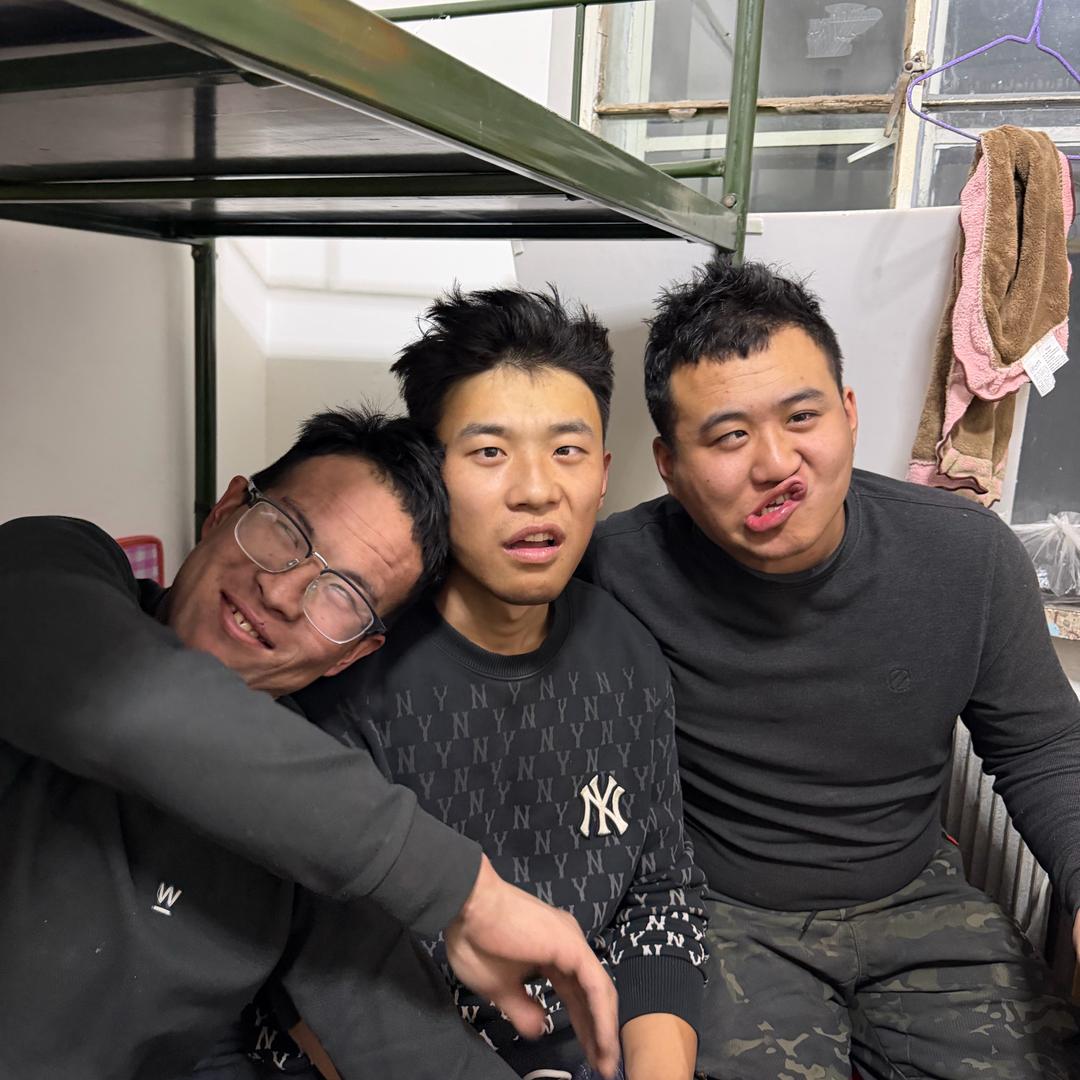 工地三个东北虎