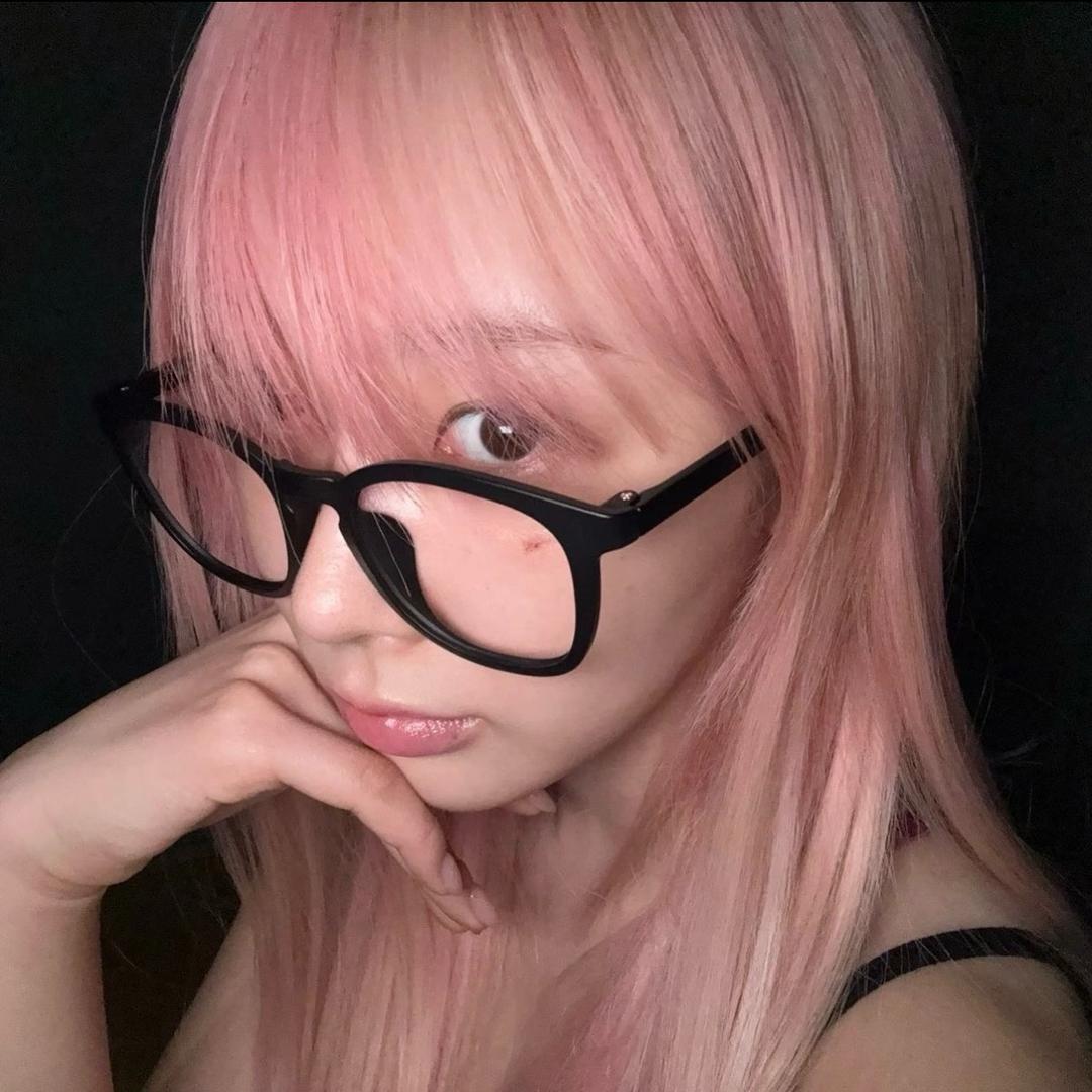 <3