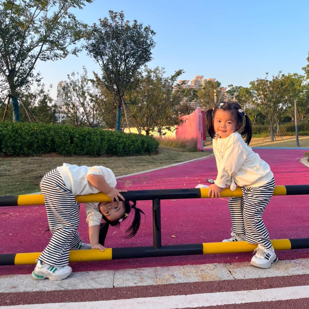 显眼包姐妹. 👭