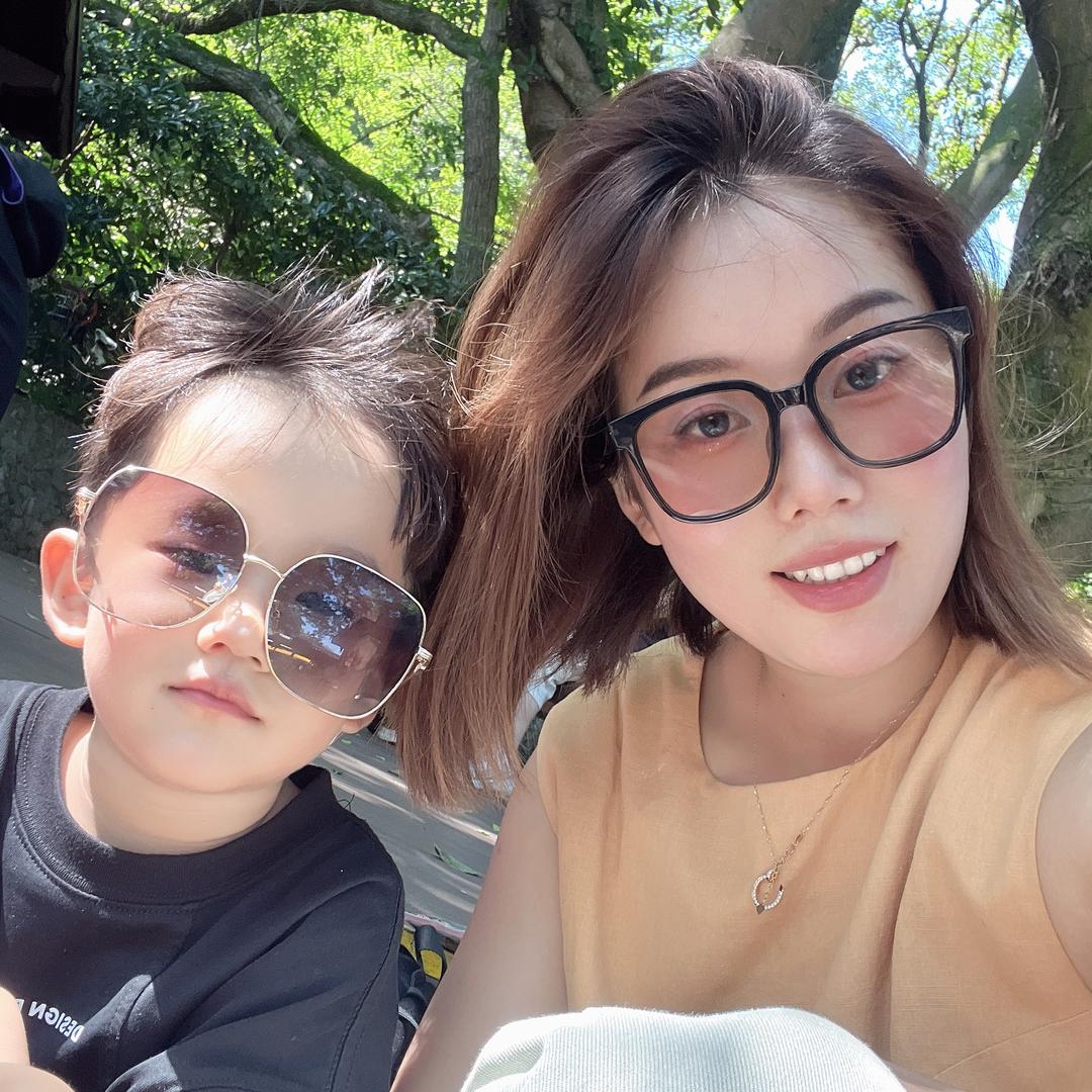 大手牵小手👧🏻👶🏻