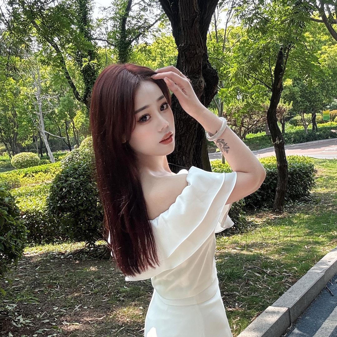 笨蛋美女.