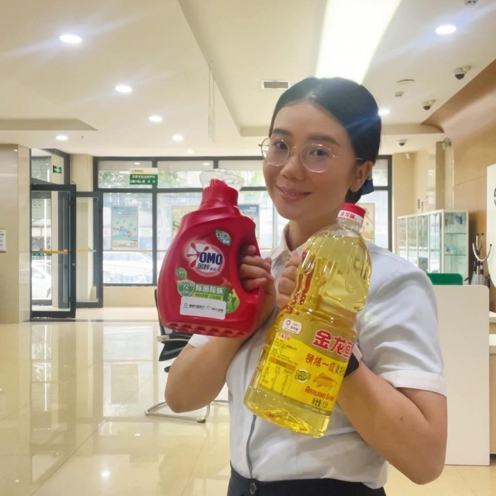 娆娆在银行❤️❤️