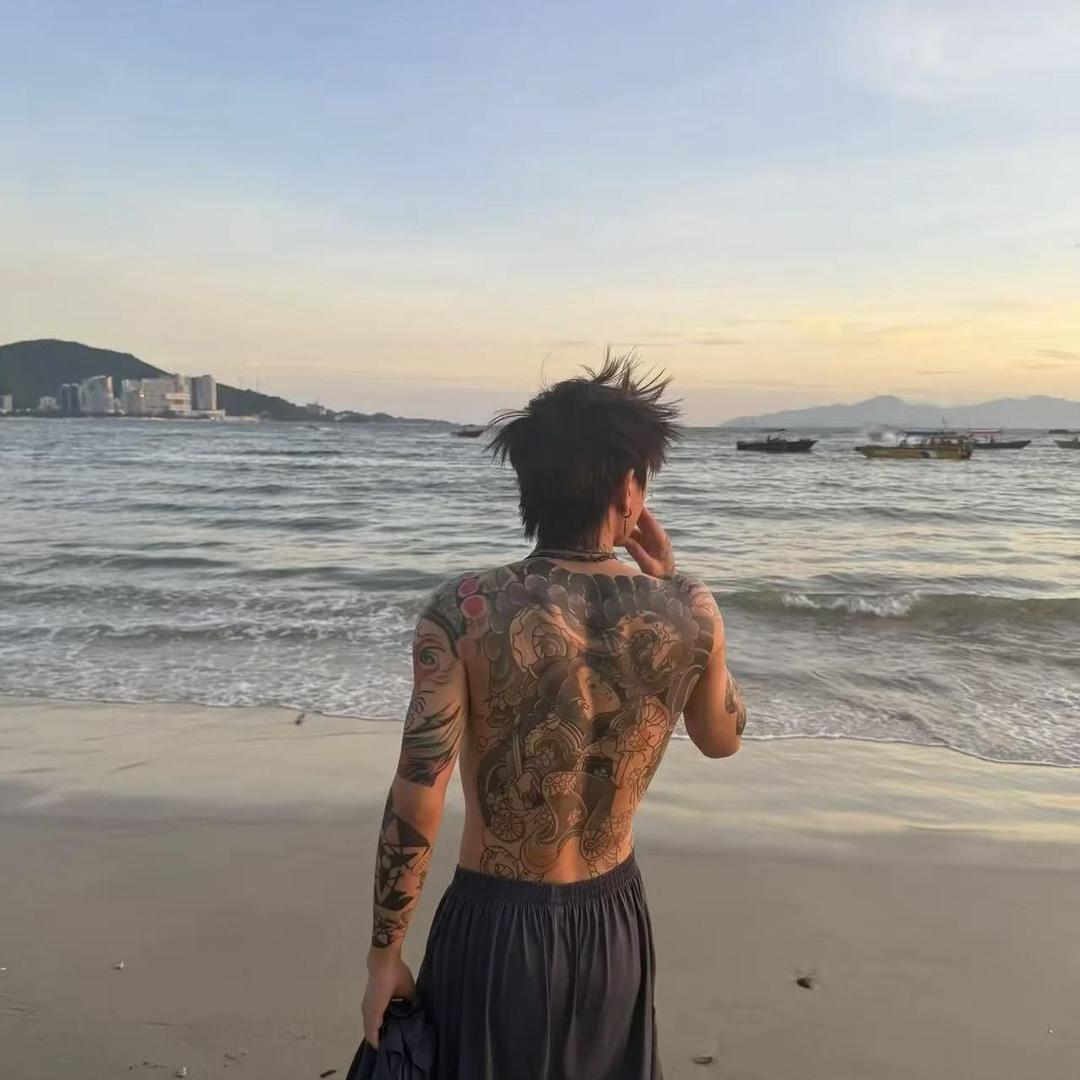 阿七.