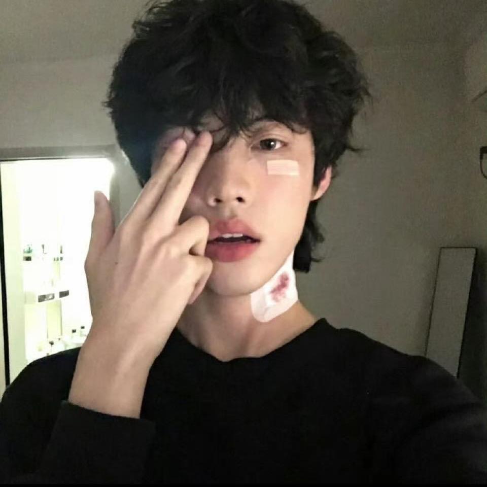 187男大卷毛男爱上48岁女总裁