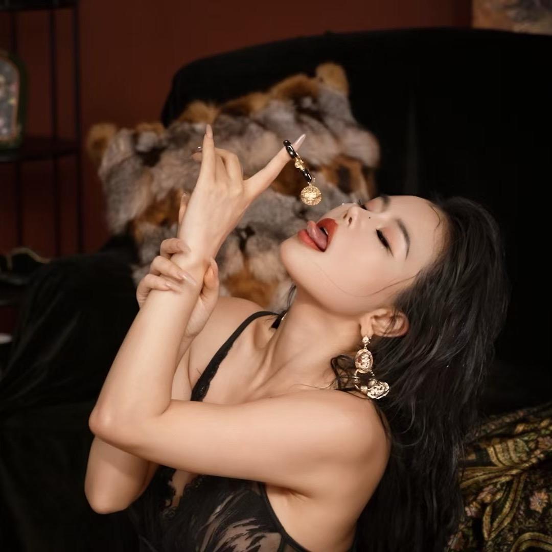 视界文化-黑白颠周媛的小跟班