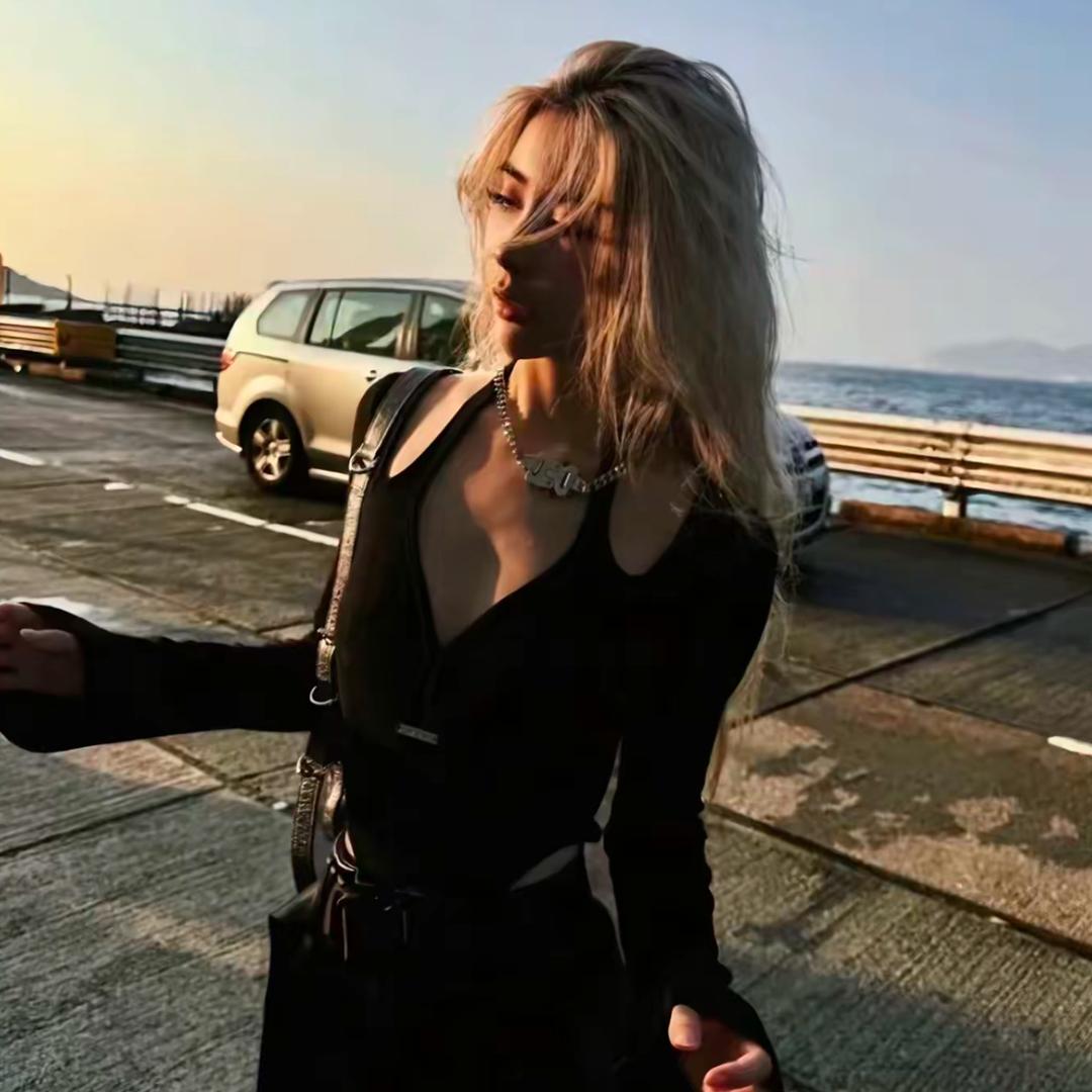 社恐的小美.