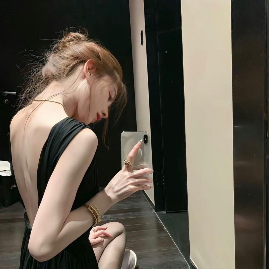 170爱穿搭的黑皮小余