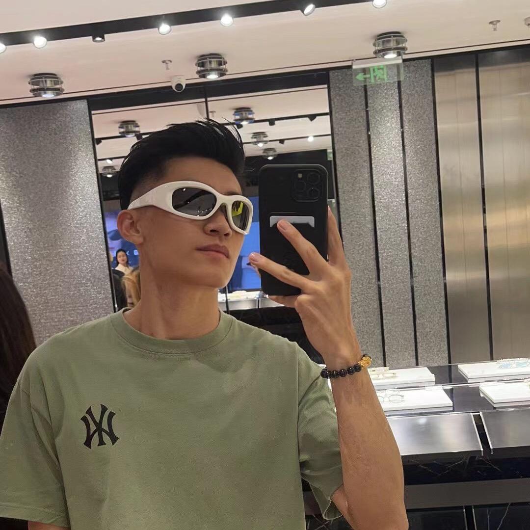 阿伟没有抬头纹