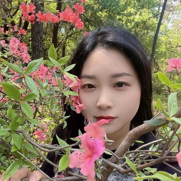 安全帽下的马尾辫