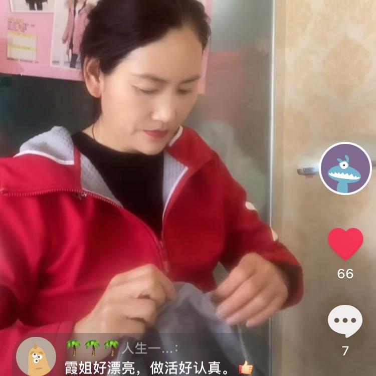 红霞羽绒服