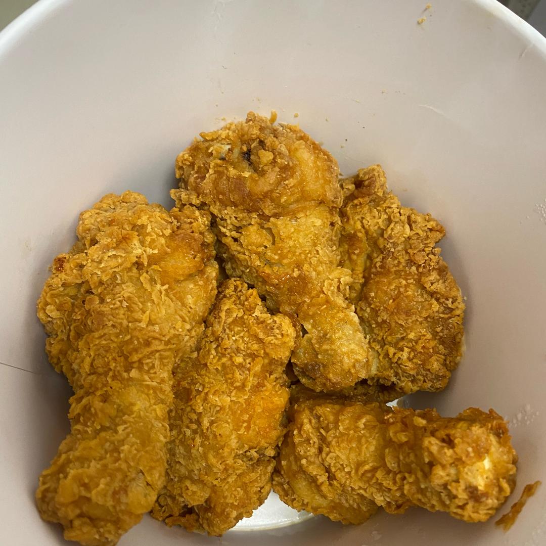 吃炸鸡的小女孩🍗