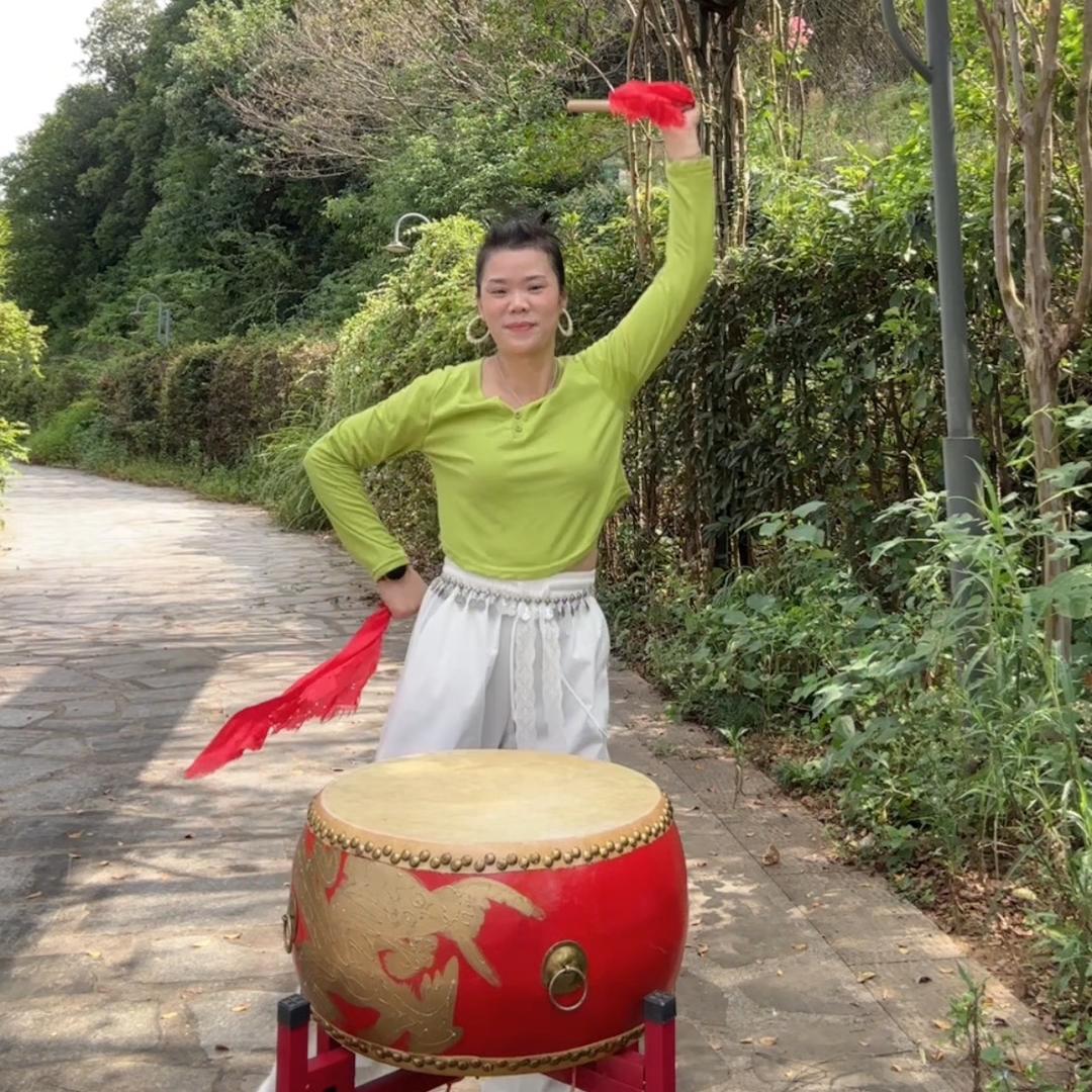 芳芳爱打鼓