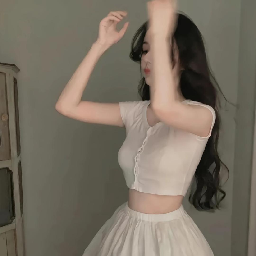 少女的裙摆