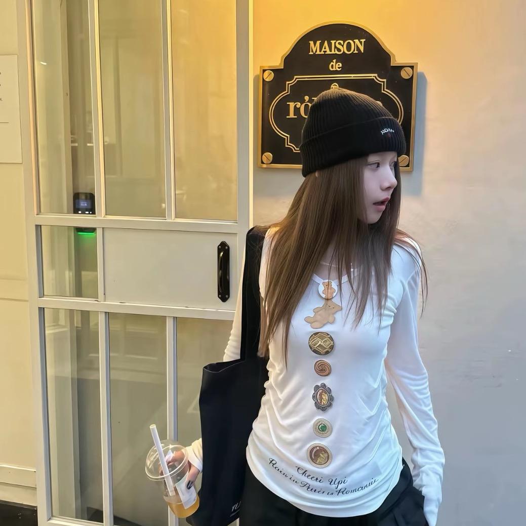 ：L.