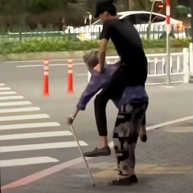 骑老奶奶过马路