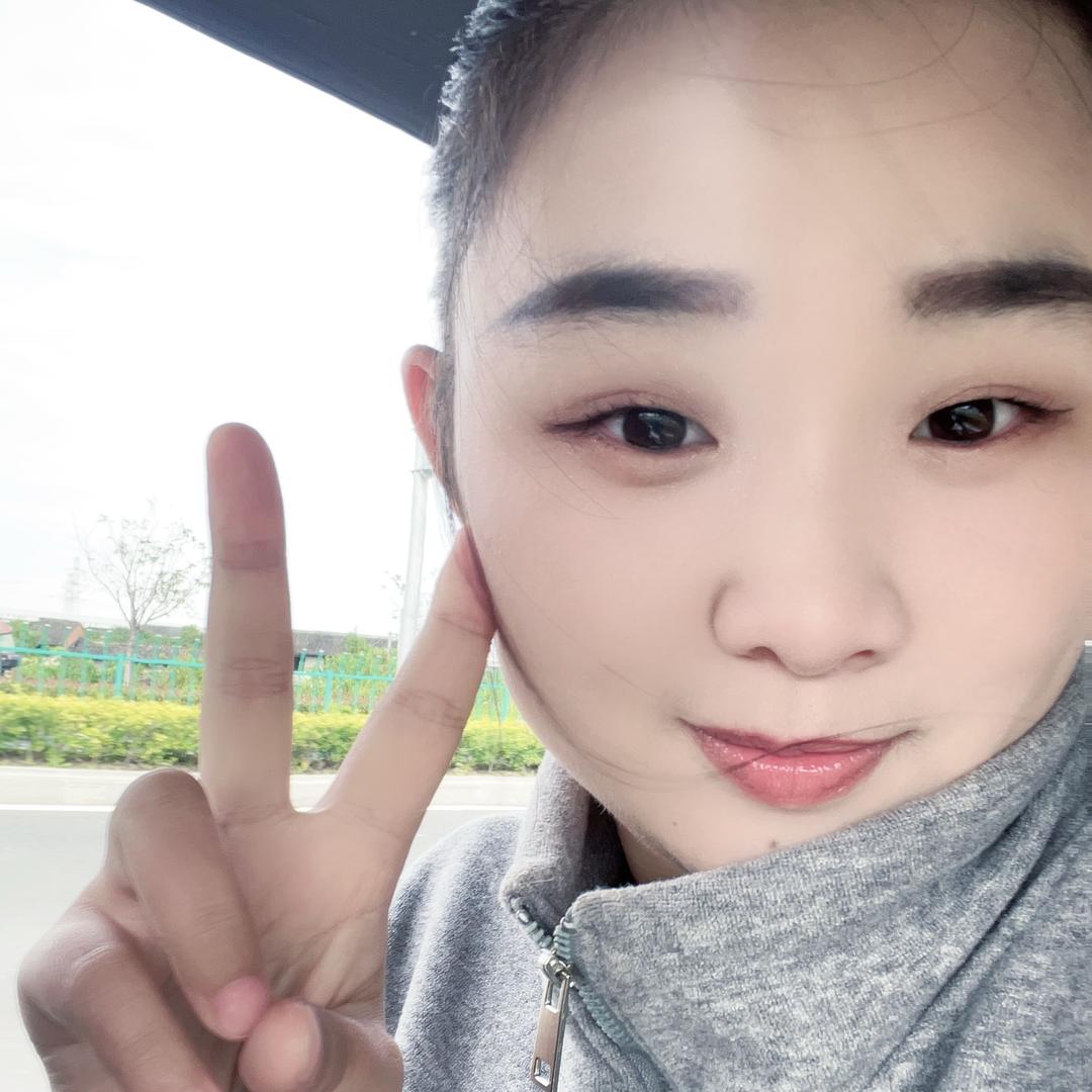 00后女孩和老公一起收鞋子