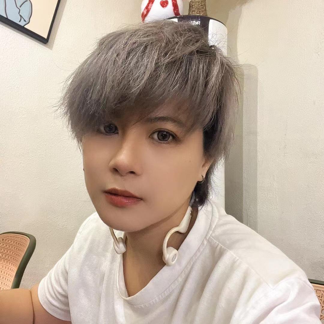 即将有腹肌的克里斯汀