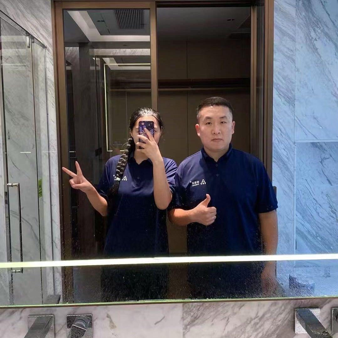 在苏州做家具贴膜的小夫妻