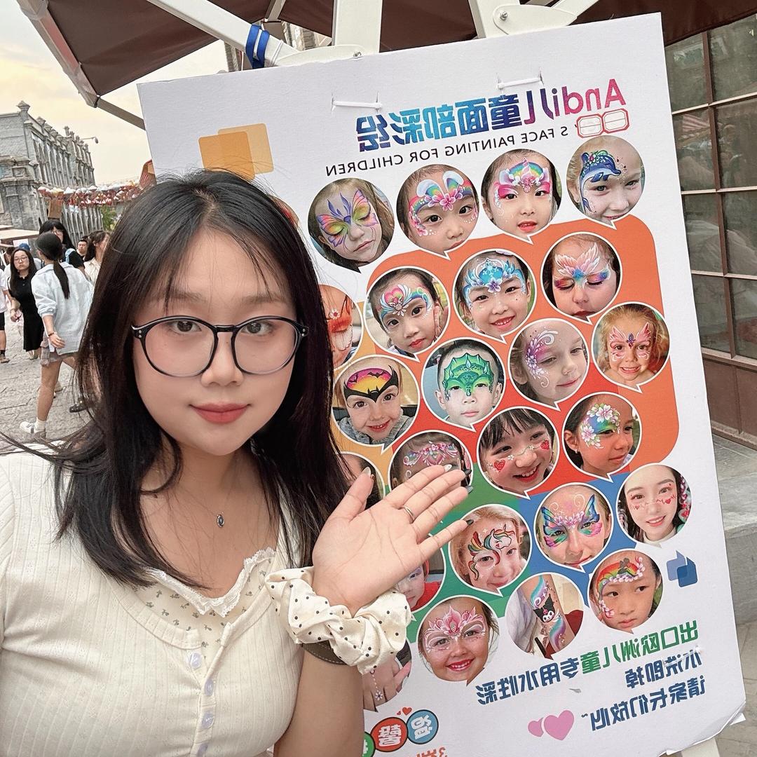 安安的面部彩绘摊