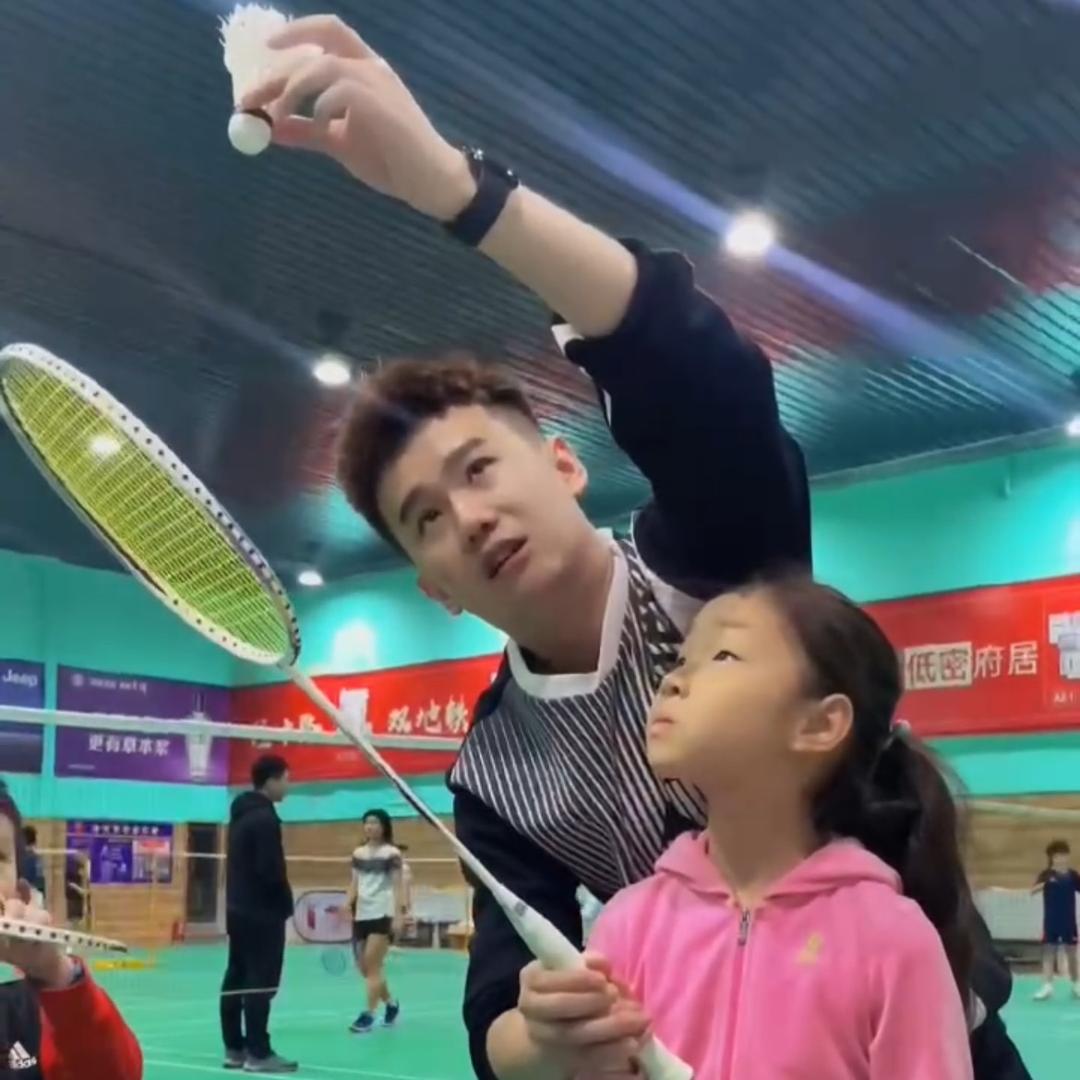羽毛球尤小蹦