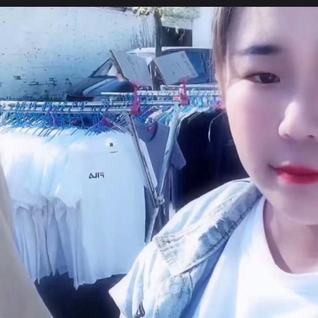 新河娟娟摆地摊