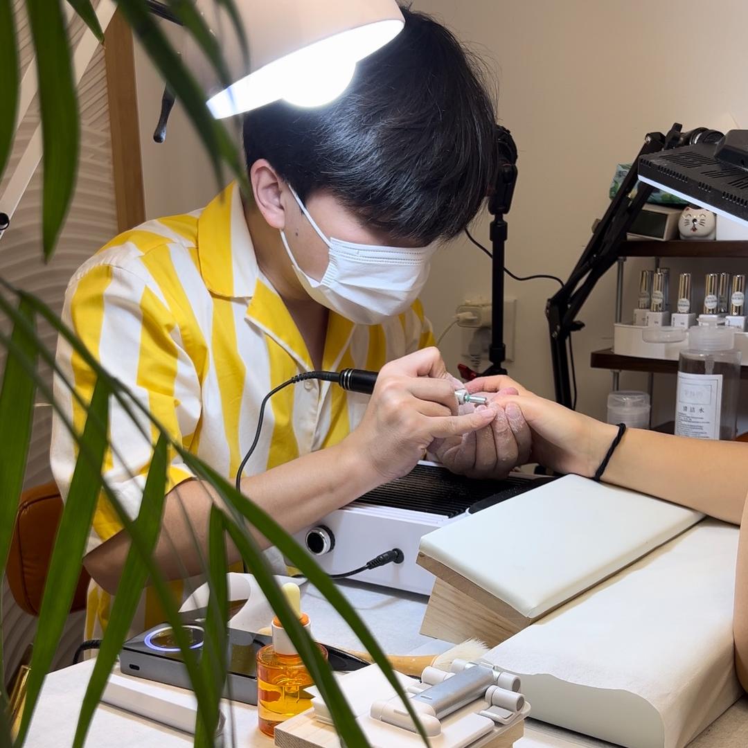 搓指甲的松松子