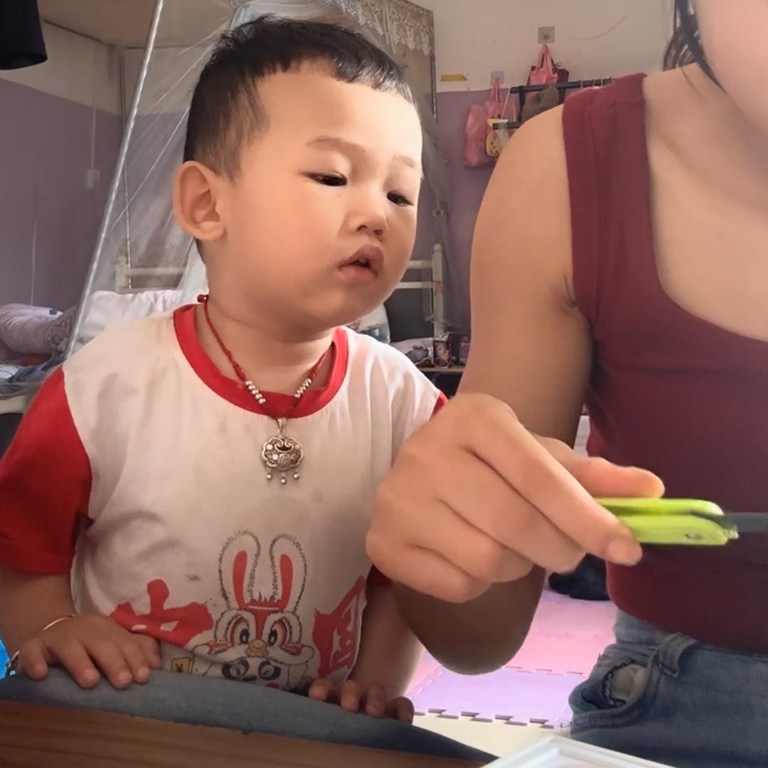 爱看视频的小宝贝