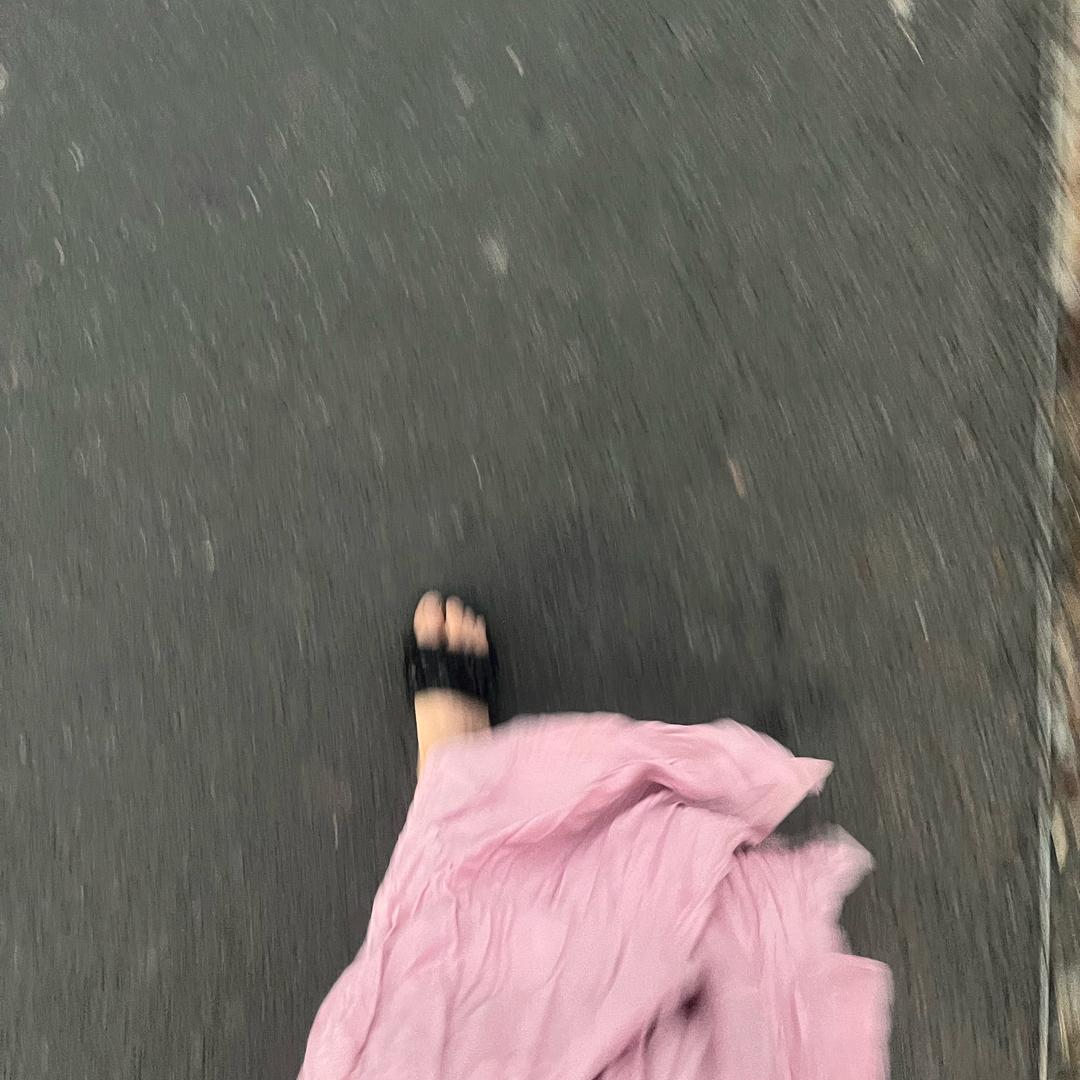 不是黏人的李小姐