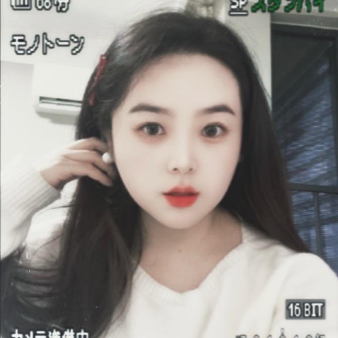 小小风吹着碎花裙