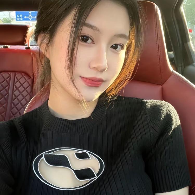 红璀州莱蔡女装专卖店