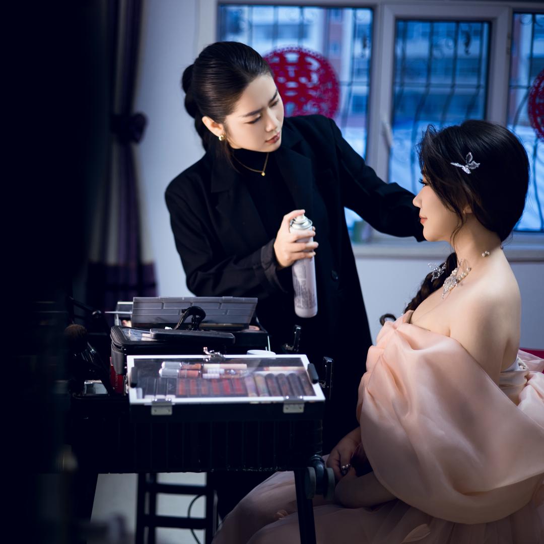 哆啦嘟品牌婚纱集合店~婉子美妆造型