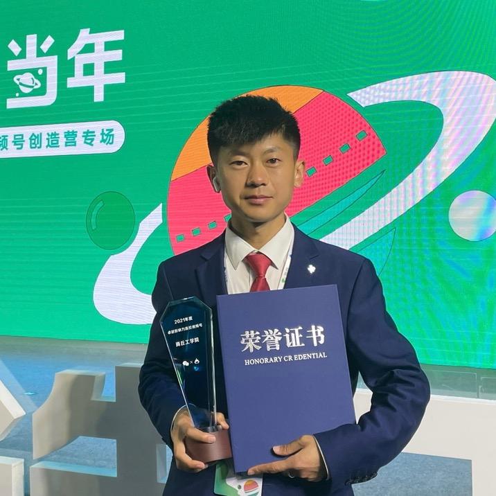 小明是个导演