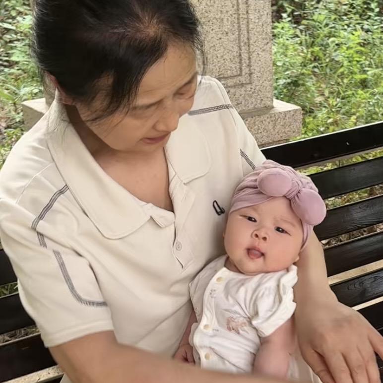苏苏奶奶带娃