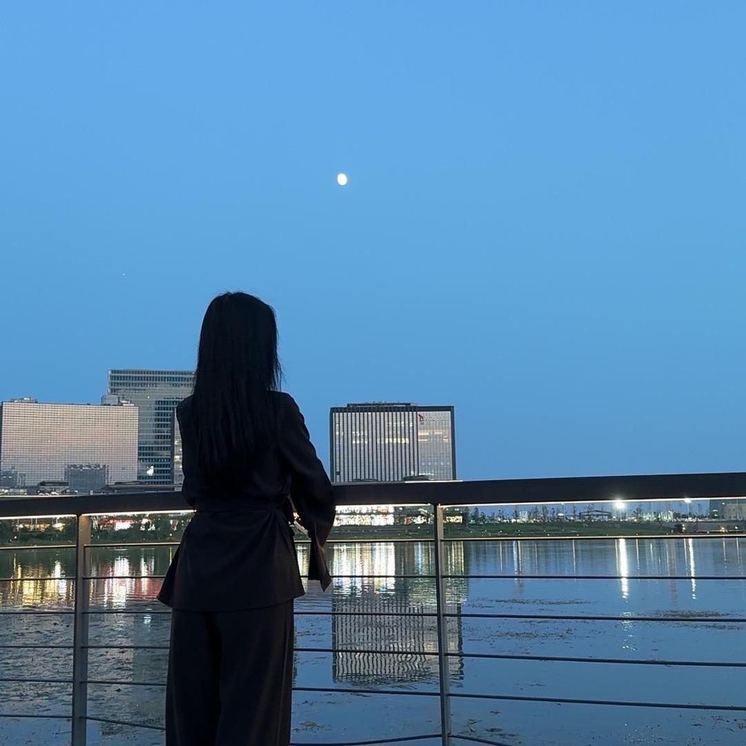 卖汽车用品的小女孩