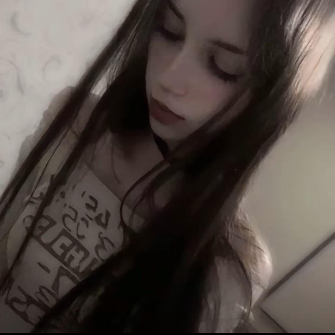 她的泪总把我灼伤