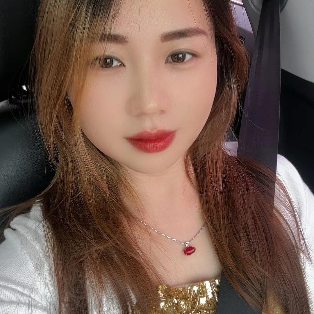 铂爵游泳健身小亚