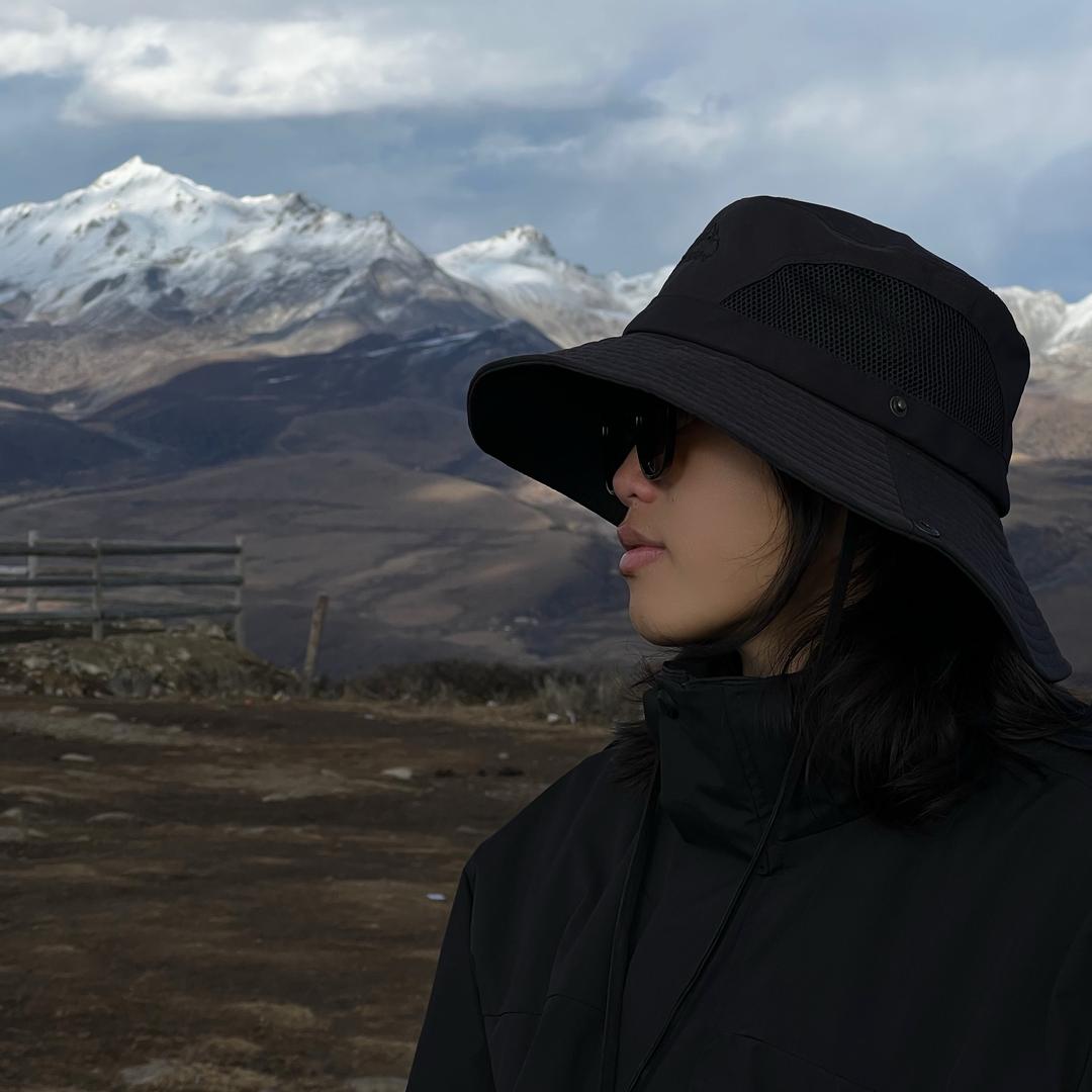 教摆造型的女摄影师丽丽📷