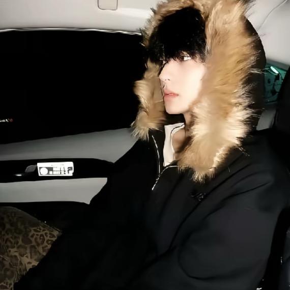 忧郁悲伤敏感脆弱的男人.