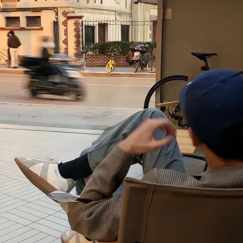屁颠屁颠地