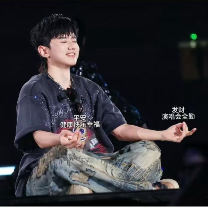 魏魏见过杰哥版（拥有亲签海报的女人）