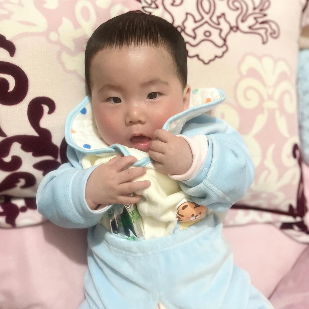 夕阳下的拥抱。