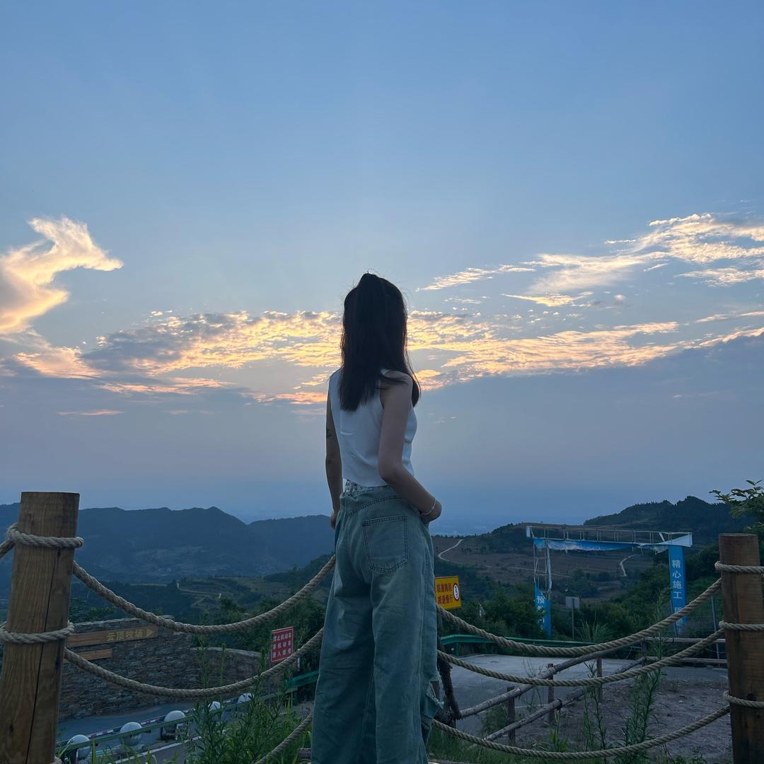 荷花池歪歪服装店