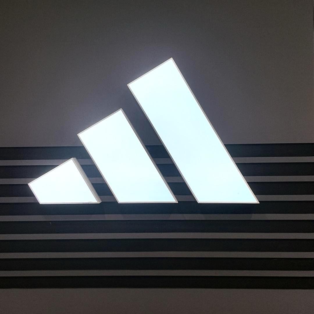 adidas阿迪达斯苏州印象城专卖店时尚