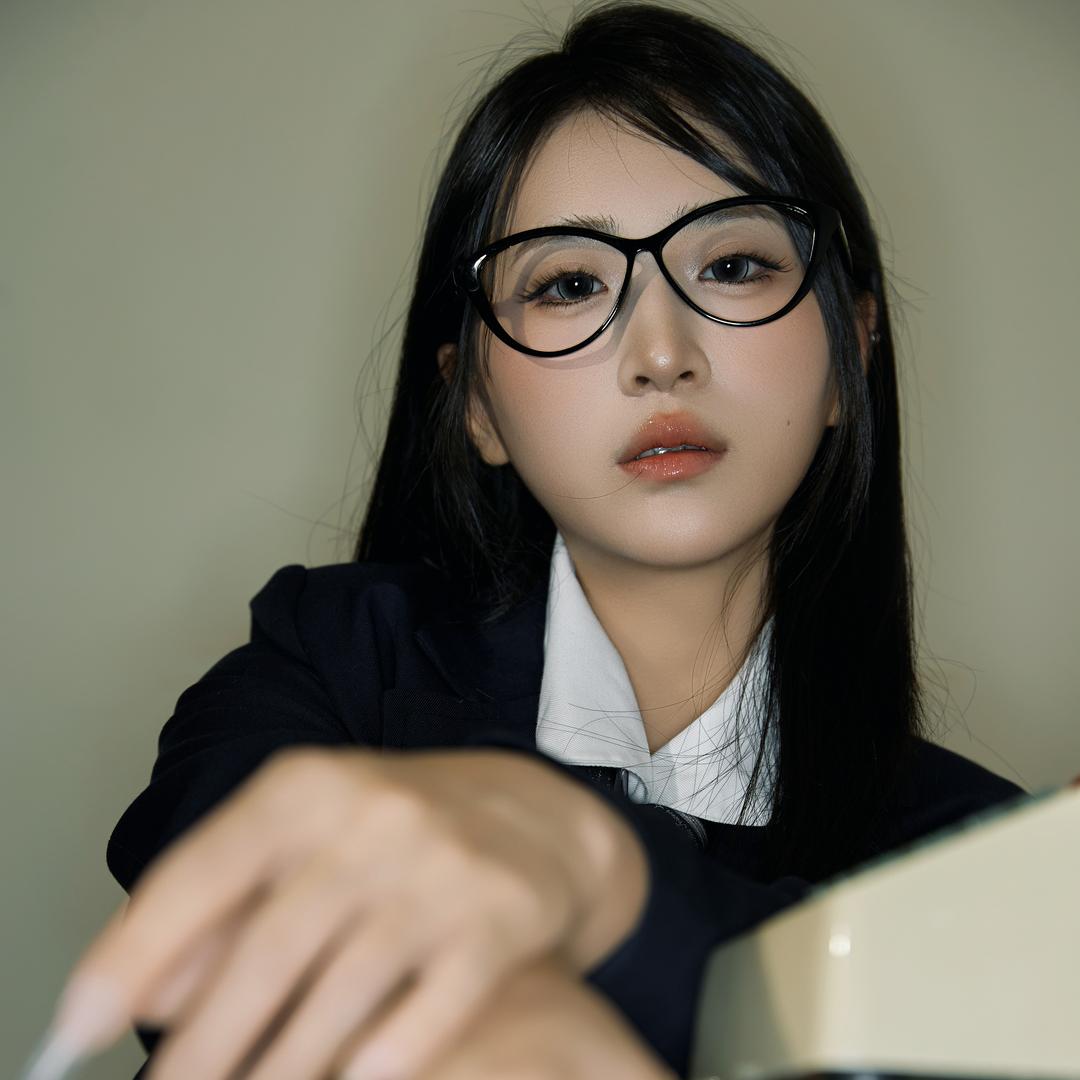 冉冉超认真（美甲）