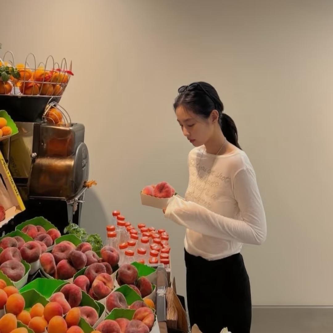 梁小逸.