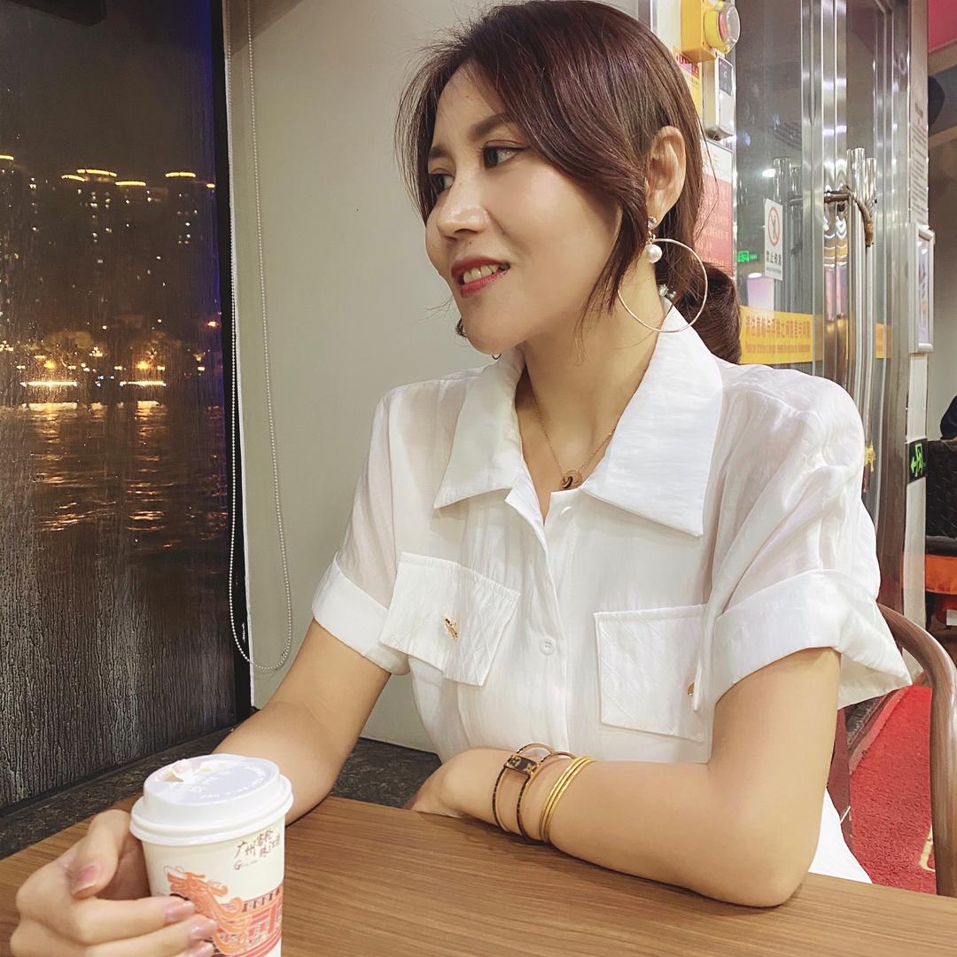 奢恋公司直播间
