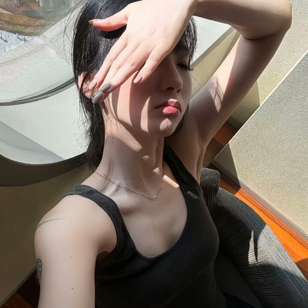 ；
