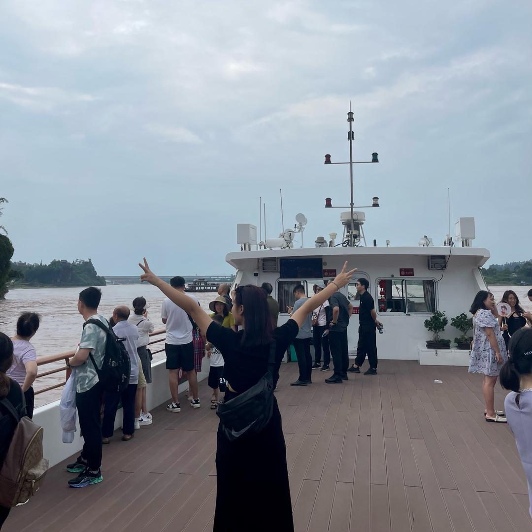 小  吕  很  正  经.