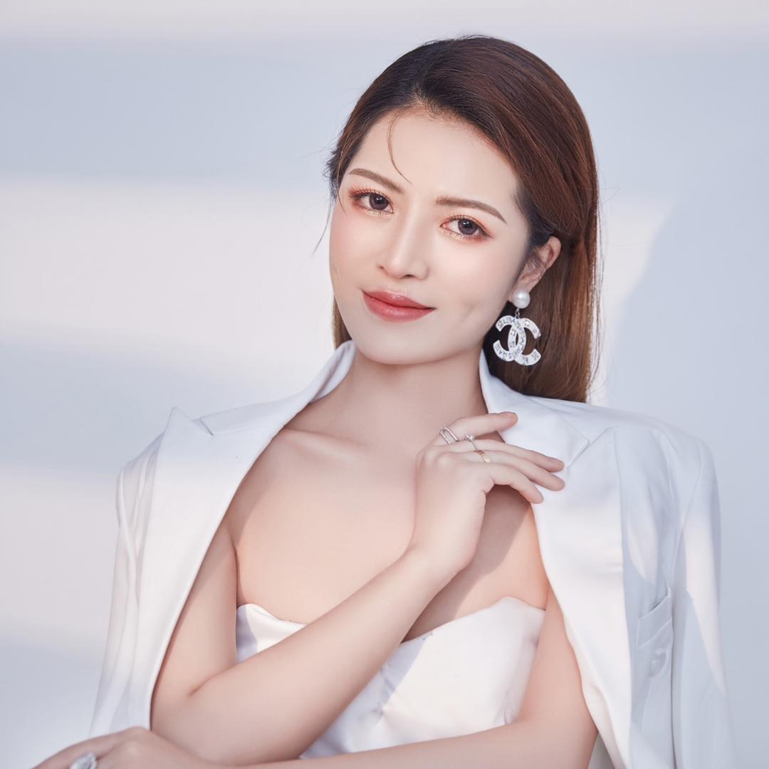 主持人艾希