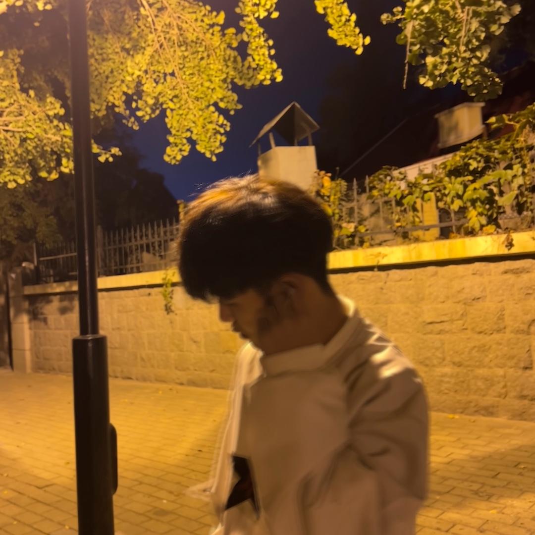 不会笑.